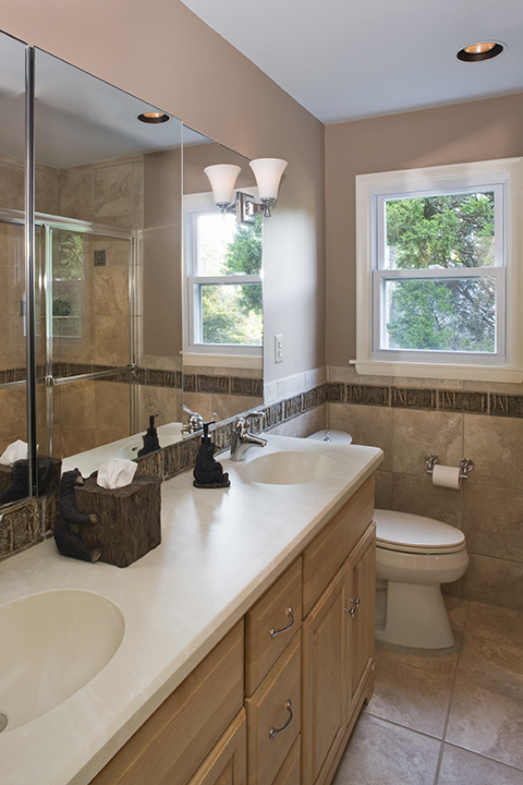 BOYS’ BATHROOM WITH NEUTRAL PALETTE, WOODSY THEME.
