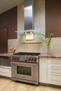 THE SUBTLE BACKSPLASH TILE RESTATES THE SOFT PALETTE, WHILE HIGHLIGHTING THE HOOD.