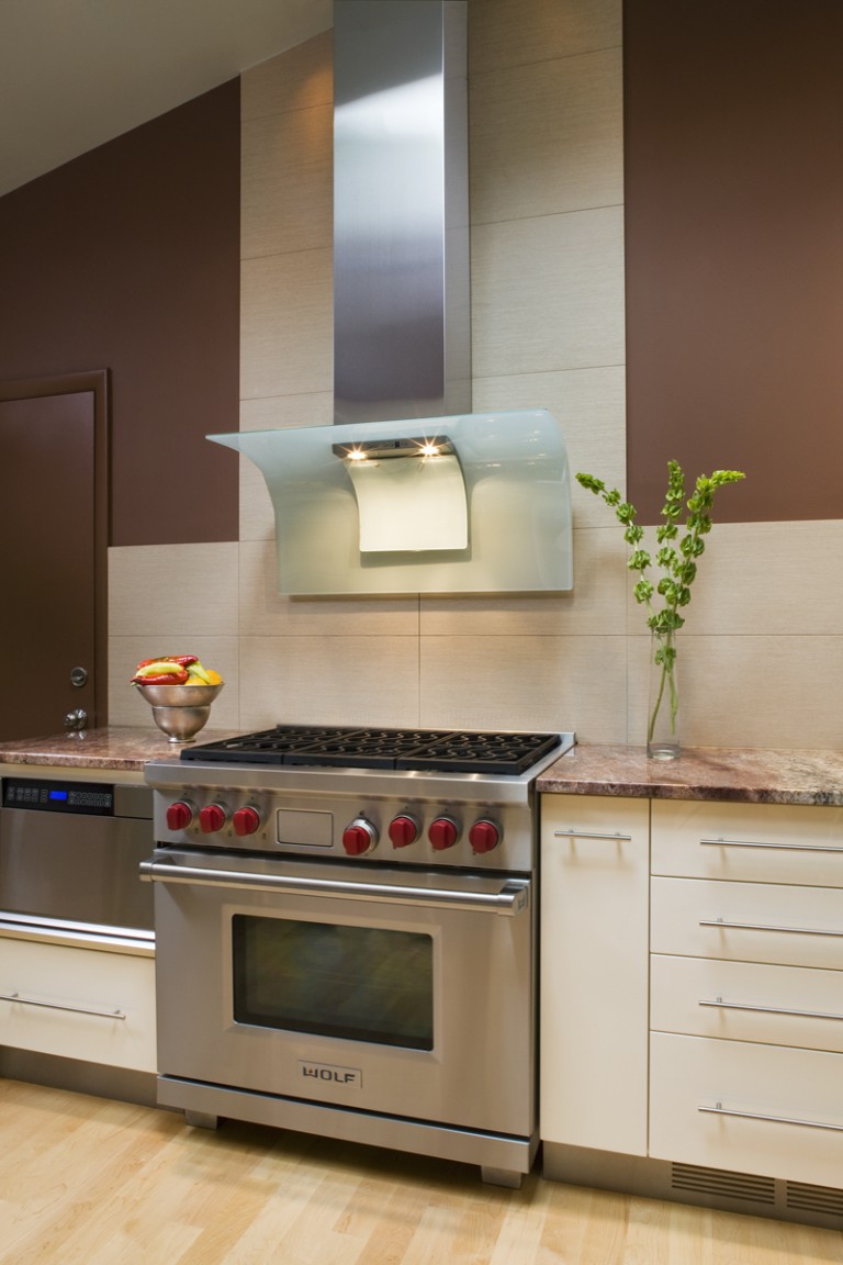 THE SUBTLE BACKSPLASH TILE RESTATES THE SOFT PALETTE, WHILE HIGHLIGHTING THE HOOD.