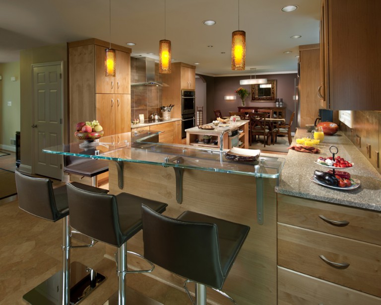 DETAIL PHOTO OF GLASS COUNTERTOP AND DECORATIVE PENDANTS